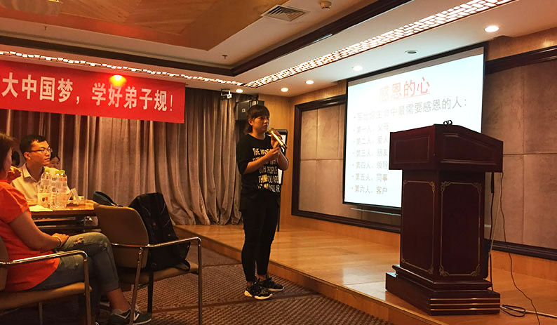 学到感恩的部分，员工分享自己切身体会到的温暖事，感动了在场所有人